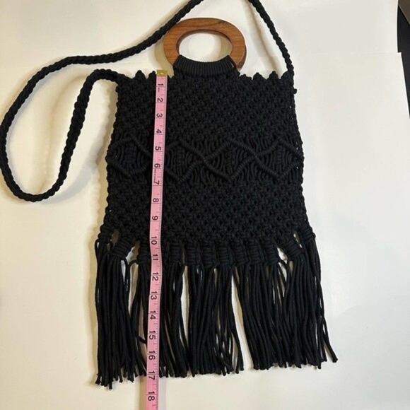 Danielle Nicole Macrame Boho Fringe Bag Wooden Handles - Picture 4 of 10